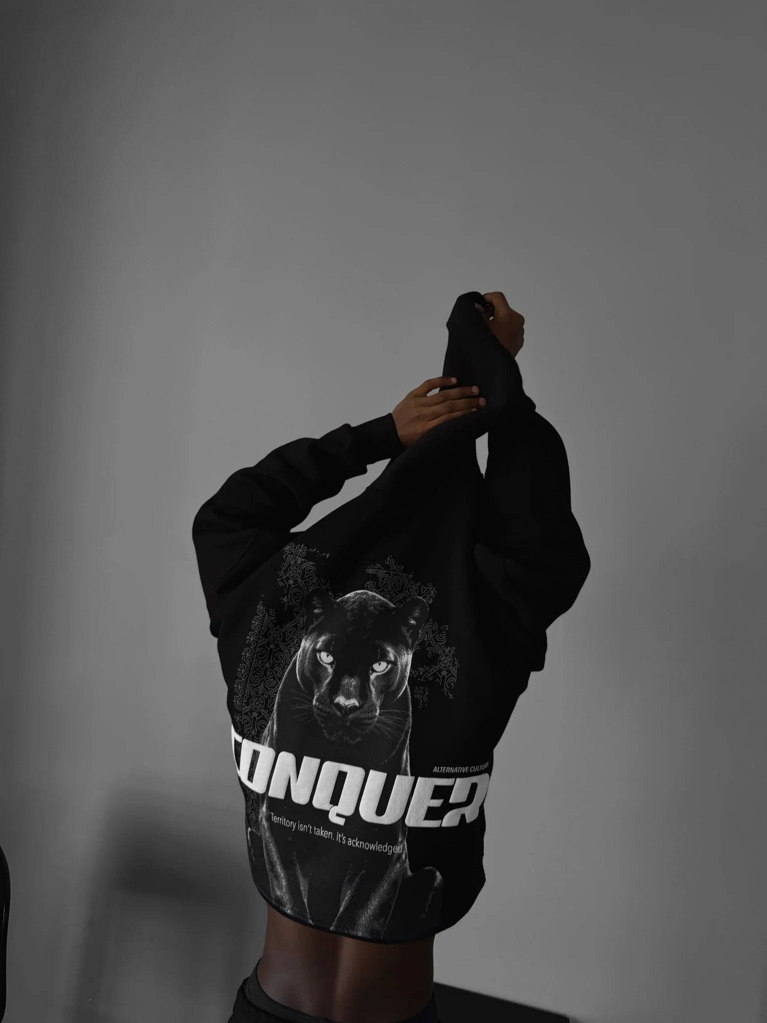 CONQUER  OVERSIZED HOODIE