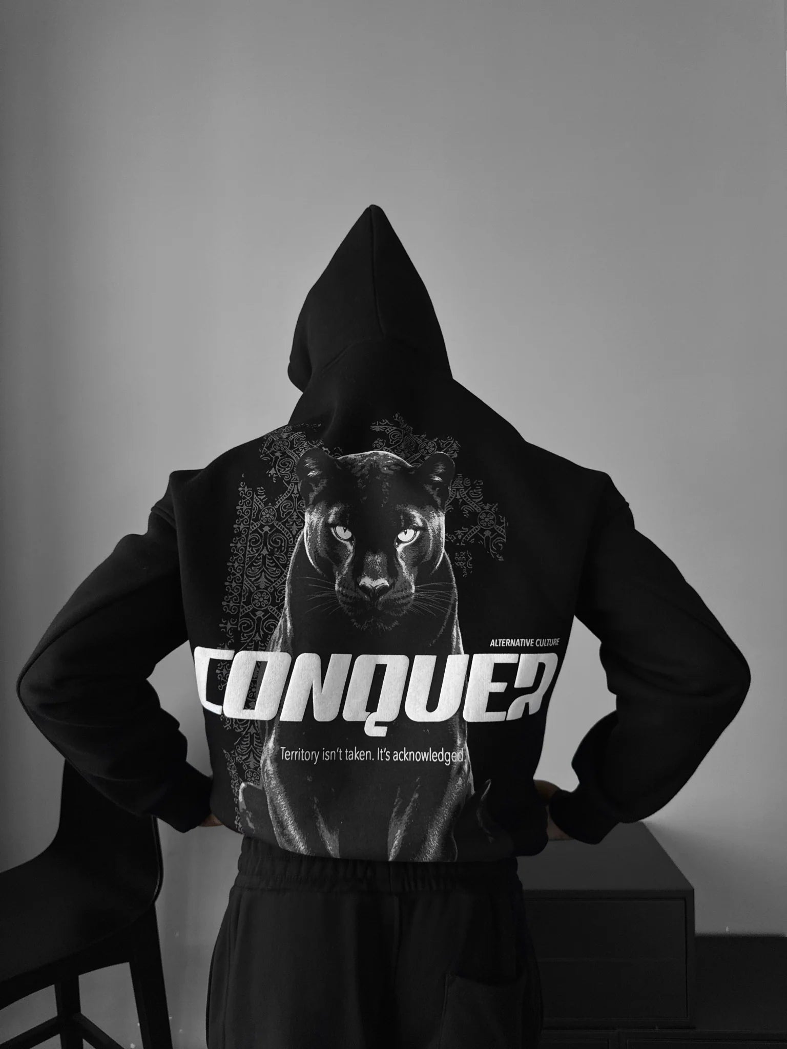 CONQUER  OVERSIZED HOODIE