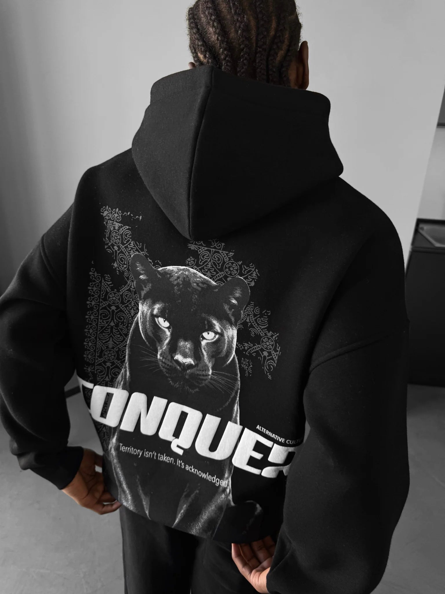 CONQUER  OVERSIZED HOODIE