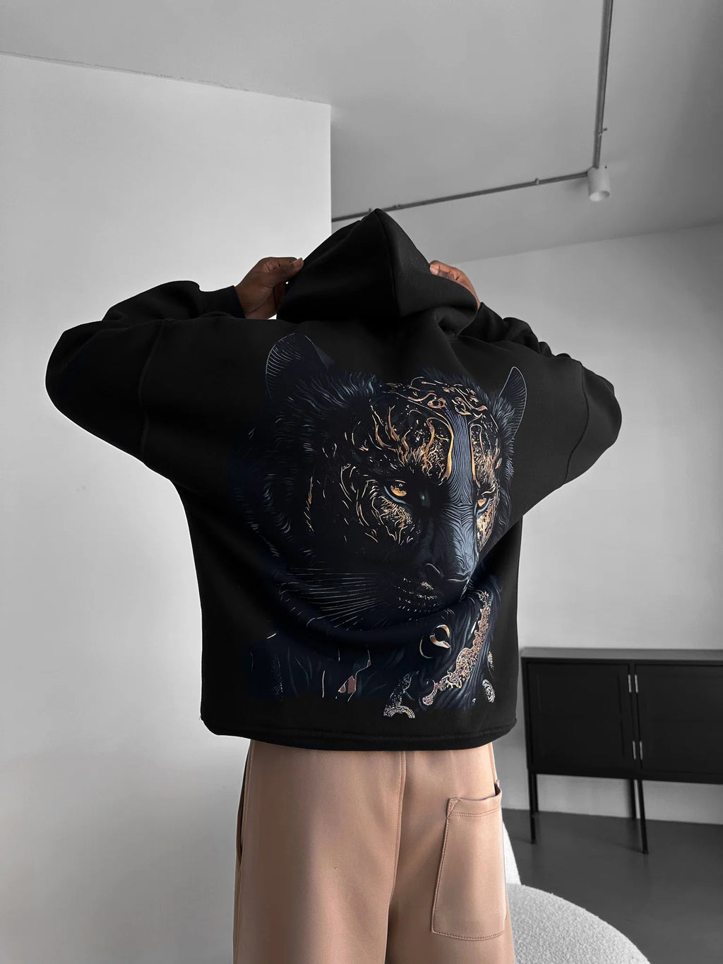 LEO OVERSIZED HOODIEE